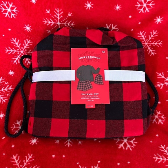 Wondershop Other - Pajama Set Plush Sweatshirt, flannel shorts and matching bag Size M